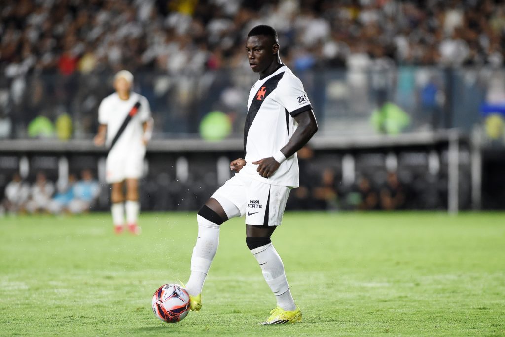Vasco não libera, mas Hinestroza vive crise com torcida e técnico