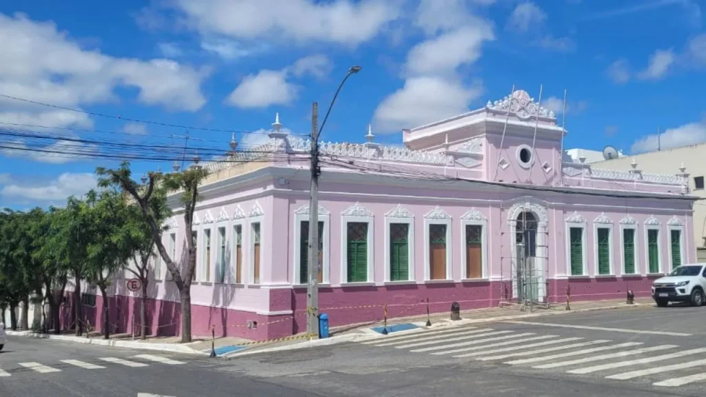 Vitória da Conquista sanciona lei com aumento salarial e auxílio-alimentação