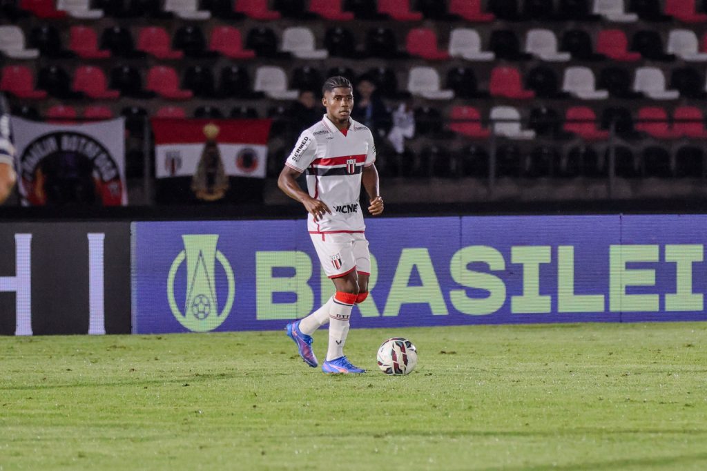Volante estreia na Série B no dia em que completa 20 anos pelo Botafogo-SP