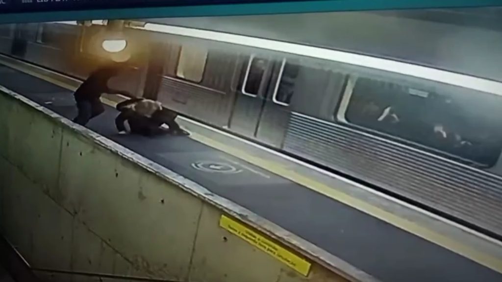 Voz de Cafu anuncia gols do Brasil no Metrô de SP durante a Copa