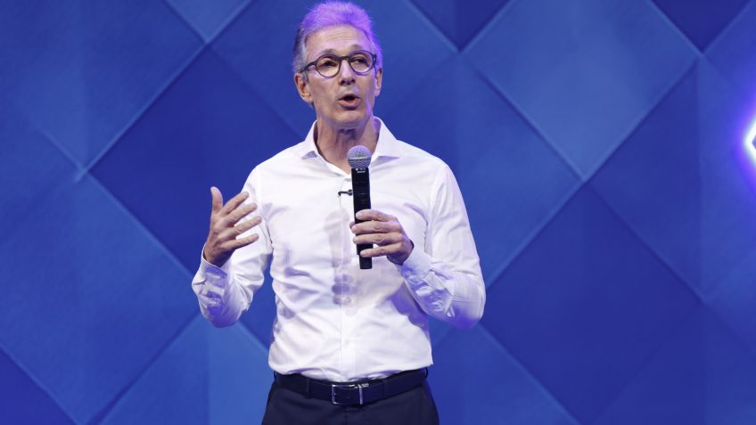 Zema quer trabalho por hora e mira fim da CLT em evento da indústria