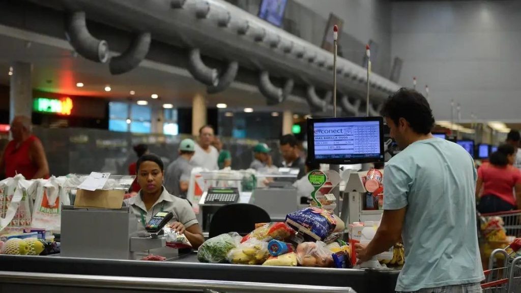 Zona do euro registra 3º mês seguido de queda na atividade privada