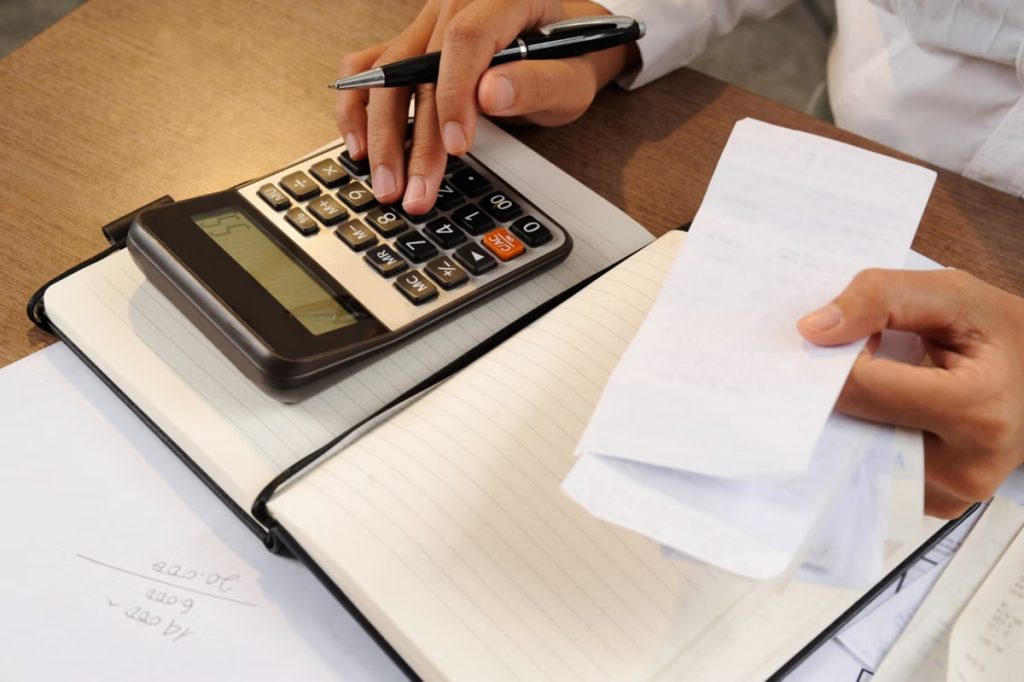 Endividamento recorde expõe dificuldades financeiras de milhões de brasileiros