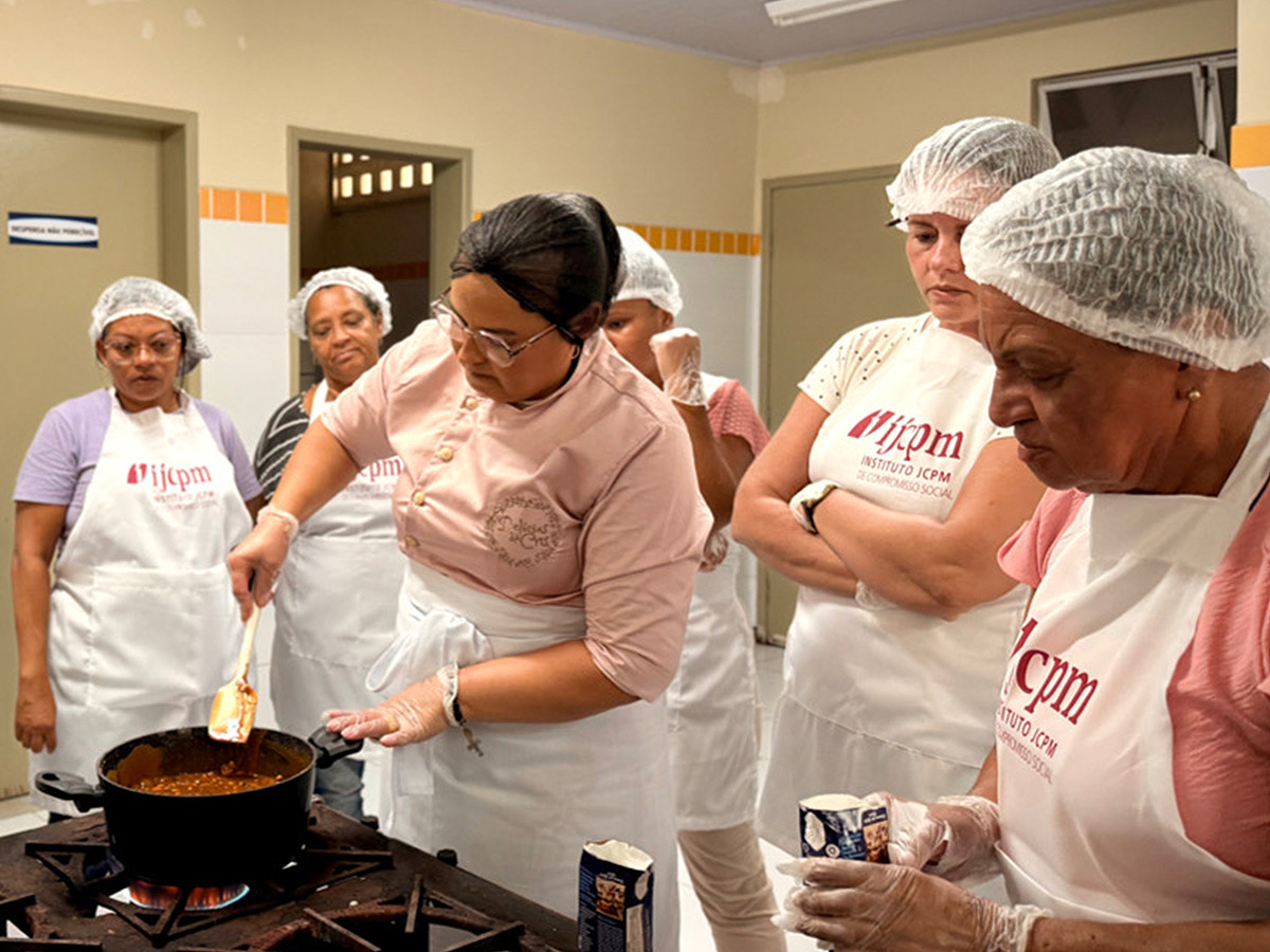 Mulheres do bairro Novo Paraíso apostam na cozinha como porta de entrada para o empreendedorismo