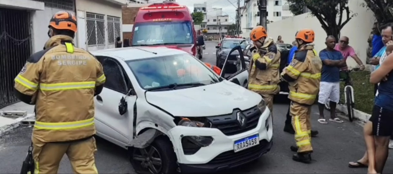 Bombeiros resgatam motorista após capotamento no Bairro Industrial