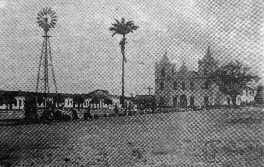 Praça Fausto Cardoso, poço. matriz e fila pra água