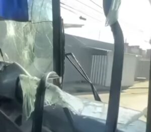 Violência no futebol: Ônibus de torcedores do Confiança é atacado na Paraíba e motorista fica ferido