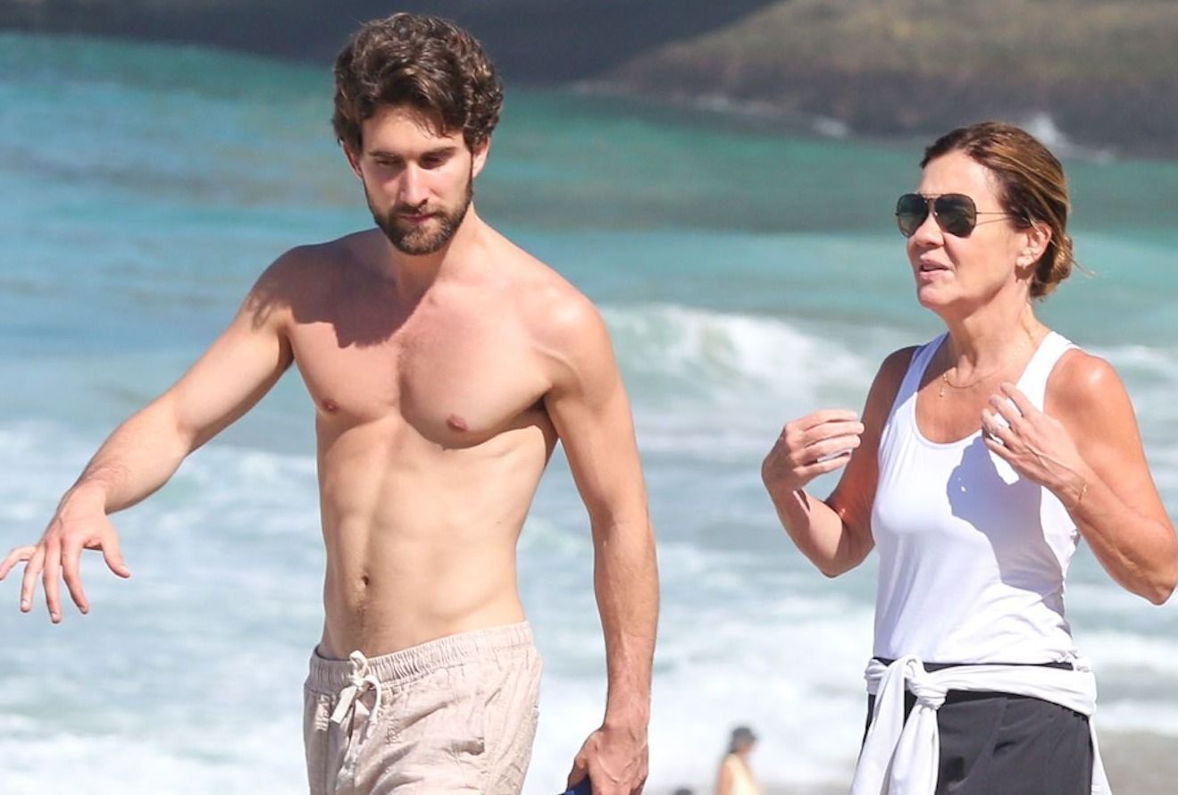 Adriana Esteves passeia com o filho Felipe Ricca em São Conrado