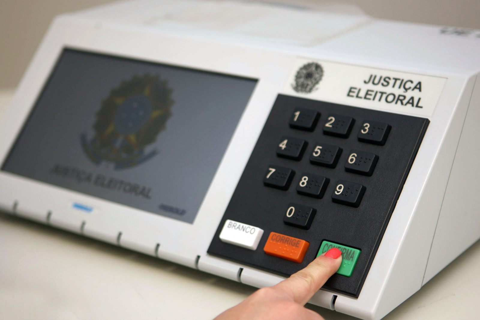 Amorim acusa EUA de interferência e celebra recusa de vistos