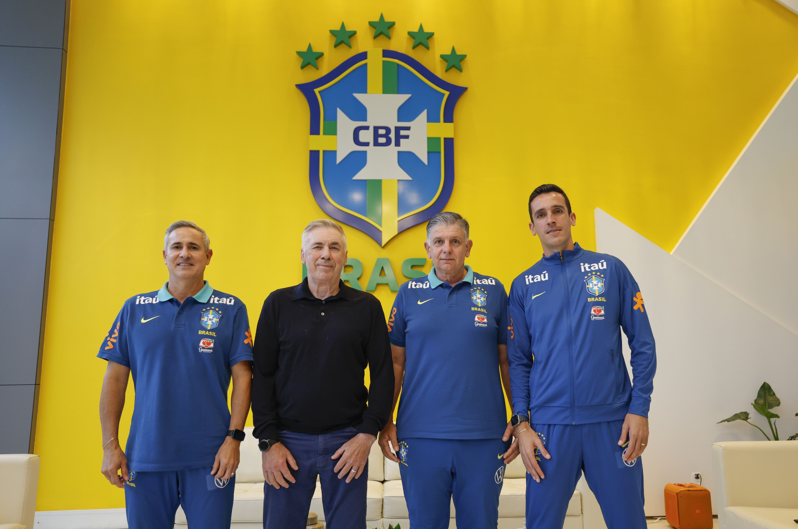 Ancelotti reúne comando das seleções de base e acompanha Sub-15