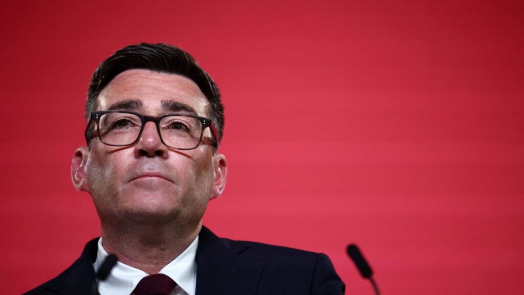 Andy Burnham assume liderança do Partido Trabalhista e enfrenta desafios econômicos