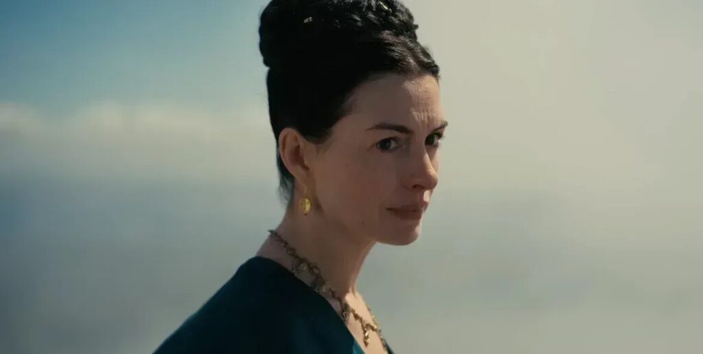 Anne Hathaway celebra sucesso e espera terceiro filho em novo momento da carreira