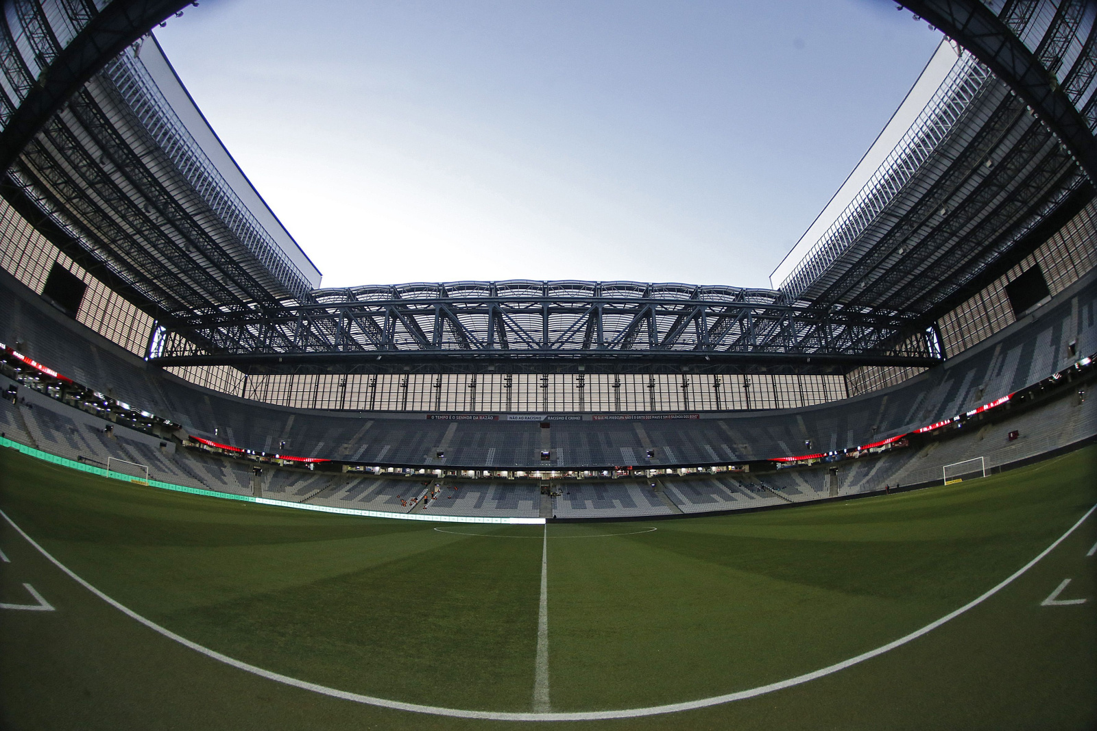 Athletico-PR busca encostar no líder; Internacional tenta reação