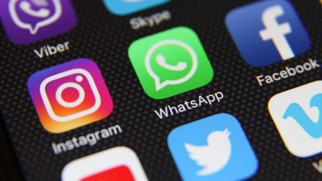 Aumento do uso de redes sociais pode agravar bruxismo em jovens