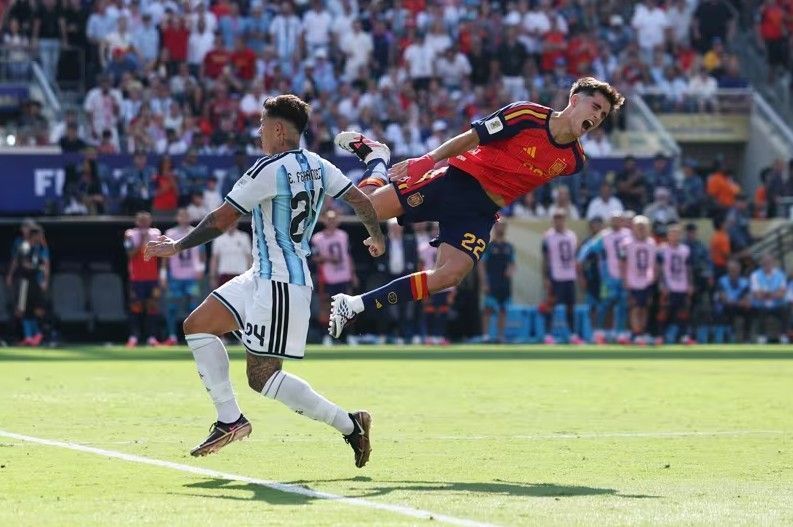 Ayala pede desculpas por discussão com Dani Olmo após final