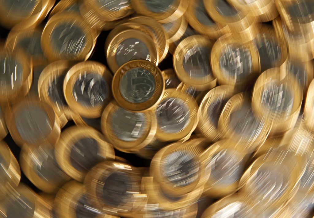 Bancos centrais planejam reduzir reservas em dólar e aumentar investimentos em ouro