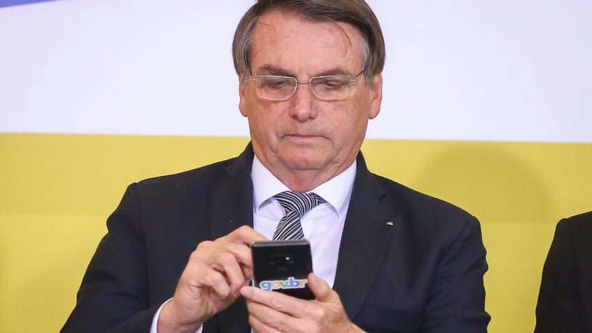 Bolsonaro perde seguidores enquanto Flávio cresce 47% em redes sociais