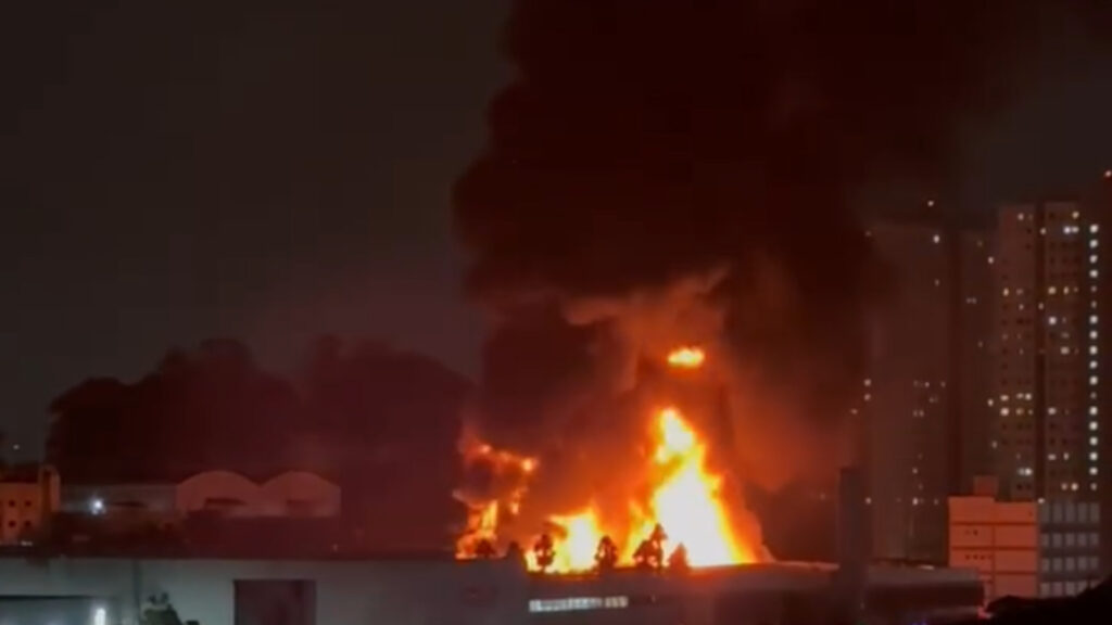 Bombeiros controlam incêndio em fábrica da Colcci em Itajaí após 16 horas de combate
