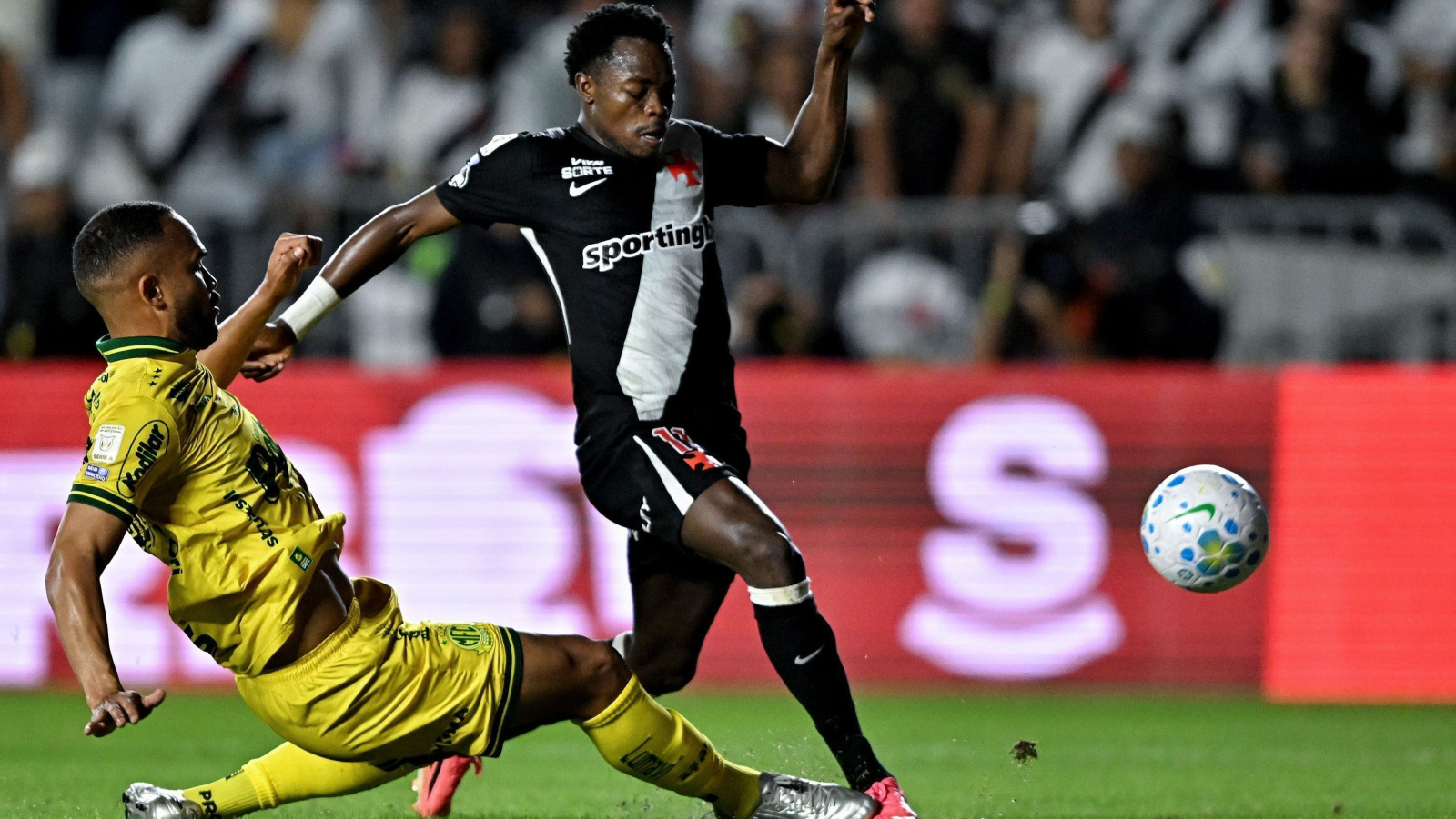 Bragantino enfrenta Coritiba e mira volta ao G4 hoje