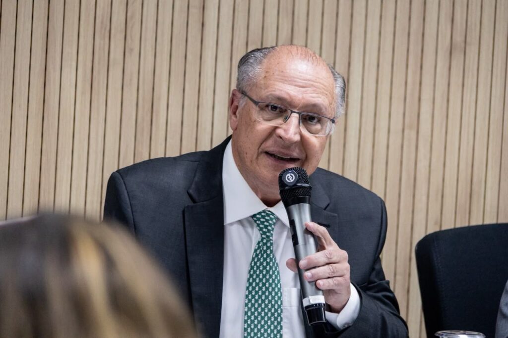 Brasil enfrenta nova tarifa de 25% dos EUA que entra em vigor nesta quarta-feira