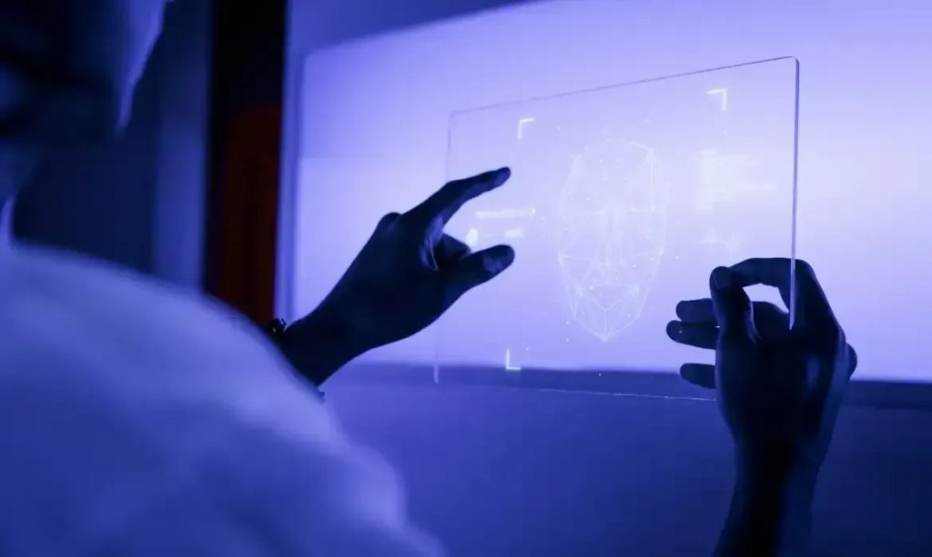 Brasileiros passam 52 anos da vida conectados à internet, revela pesquisa