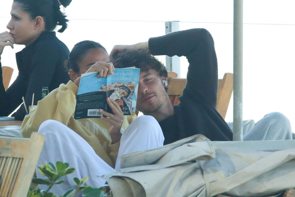 Bruna Marquezine e Shawn Mendes são vistos lendo juntos na praia do Rio