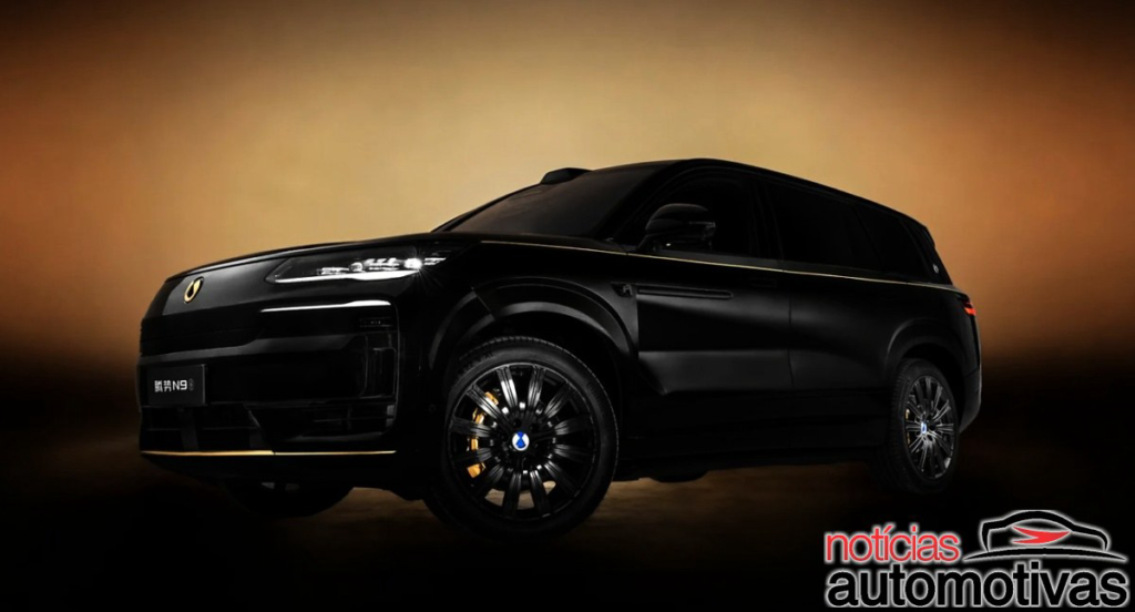 BYD apresenta SUV com emblema de ouro, pintura Dark Gold e potência de 925 cavalos