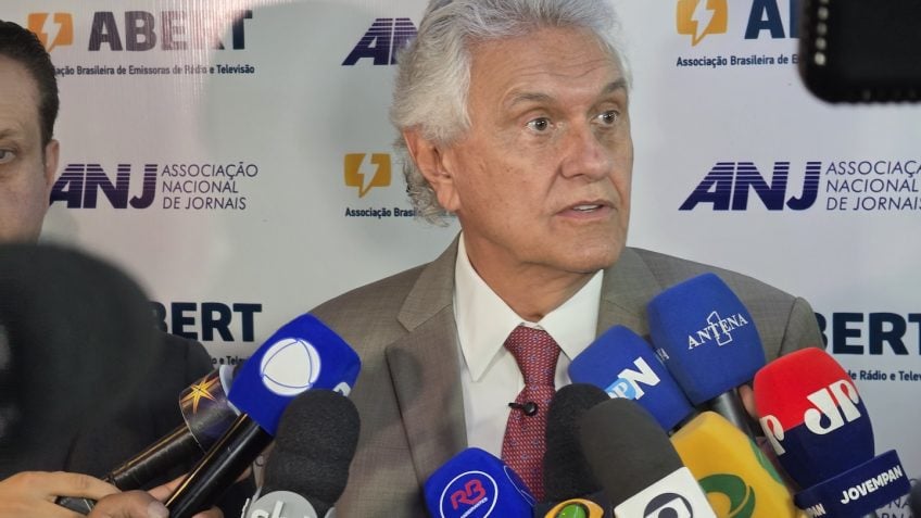 Caiado critica Flávio por apoiar-se em Milei e em ‘avatar’ de Jair