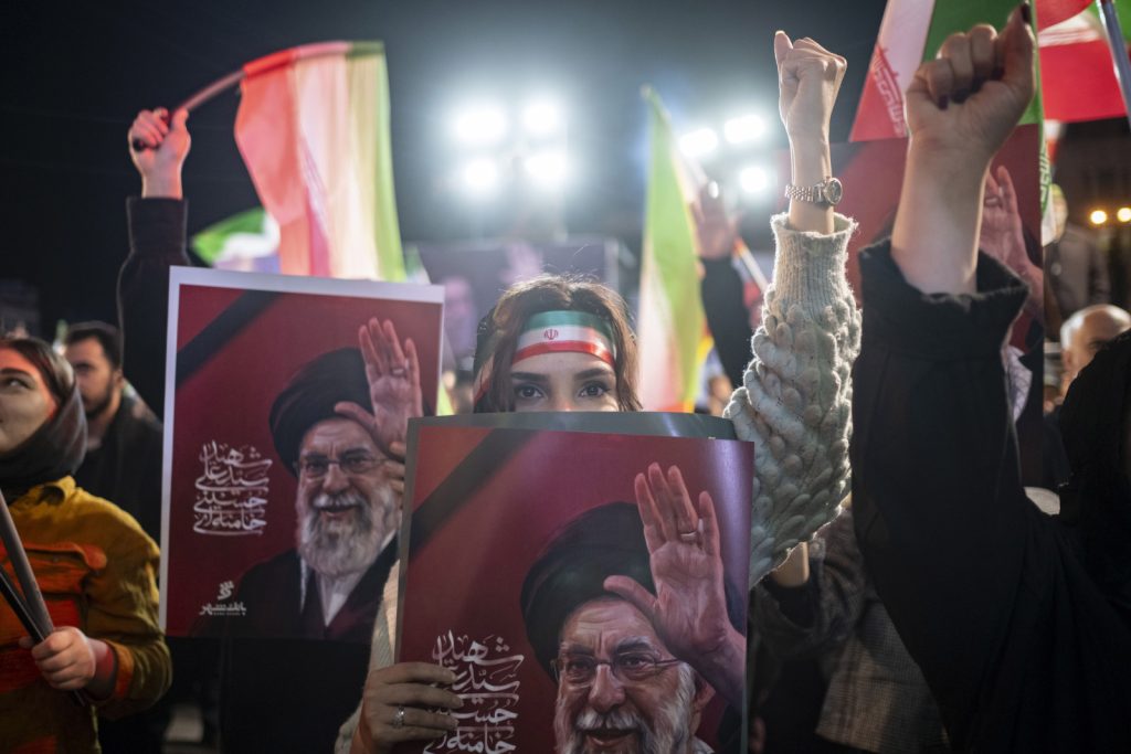 Caixão de Ali Khamenei é exibido em Teerã antes de cerimônias fúnebres
