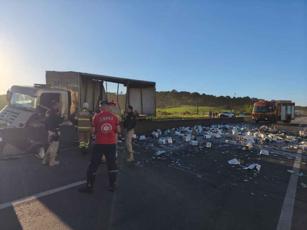 Caminhão de cerveja perde freios e colide na BR-101, deixando três feridos