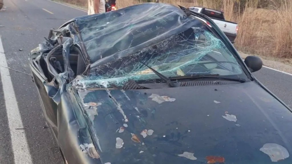 Caminhão tomba na BR-122 após colisão com dois veículos em Guanambi