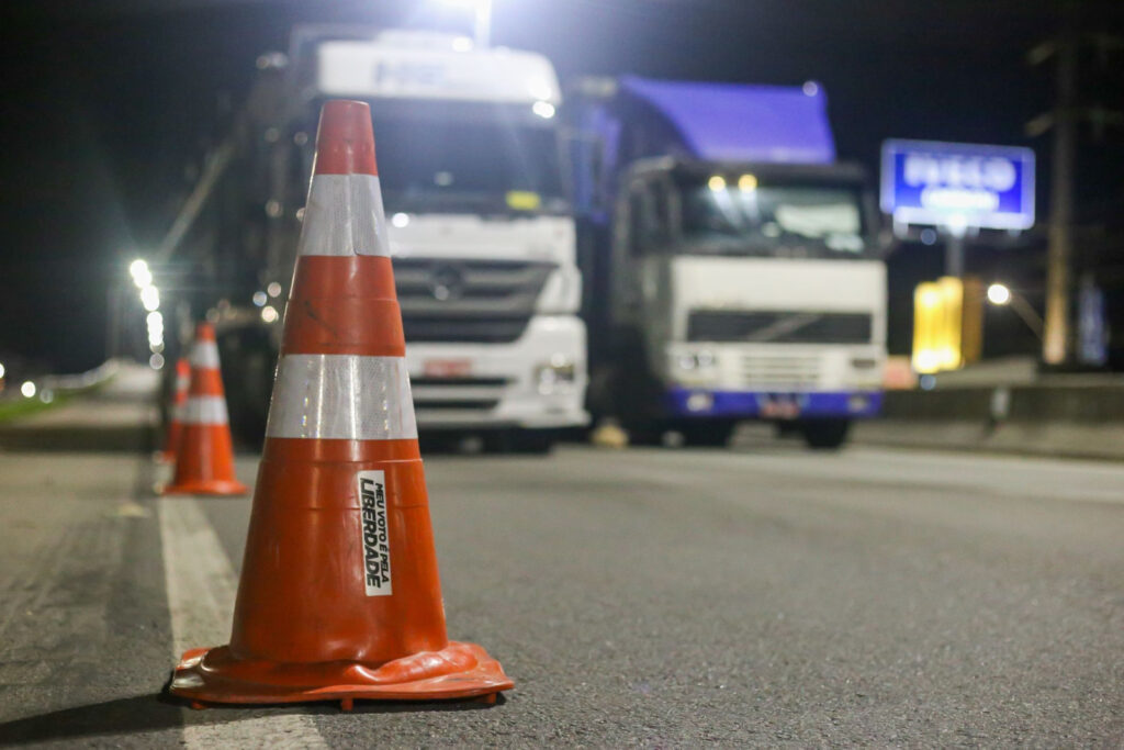 Caminhoneiros iniciam greve em SP por votação da MP do Frete