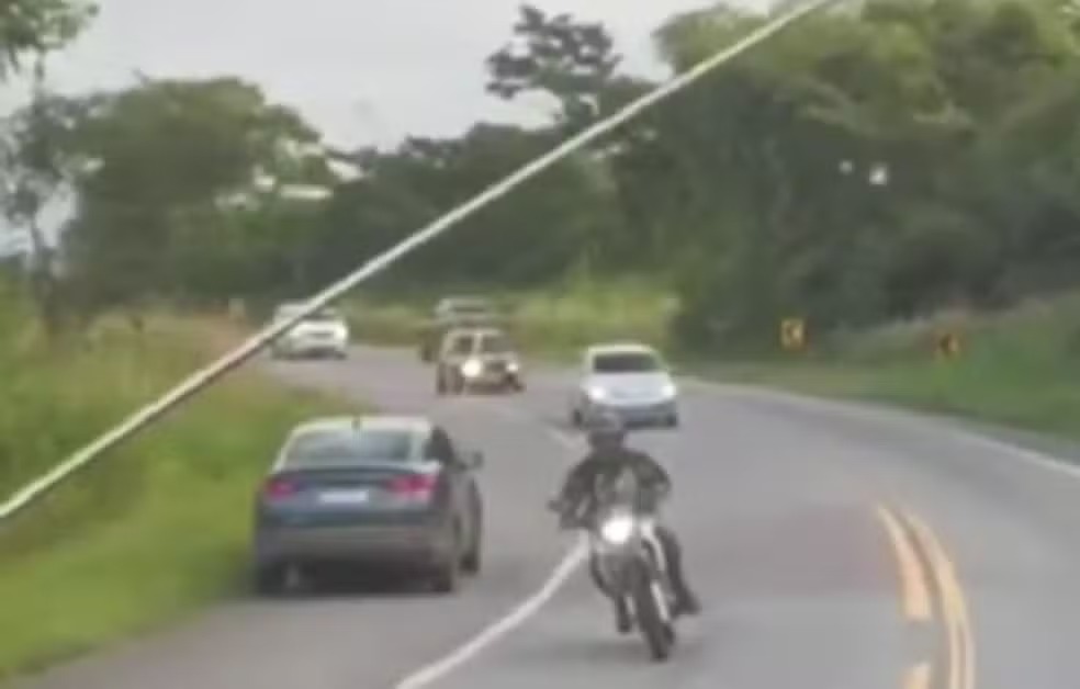 Carro é flagrado na contramão da BR-235 em Itabaiana; PRF investiga condutor