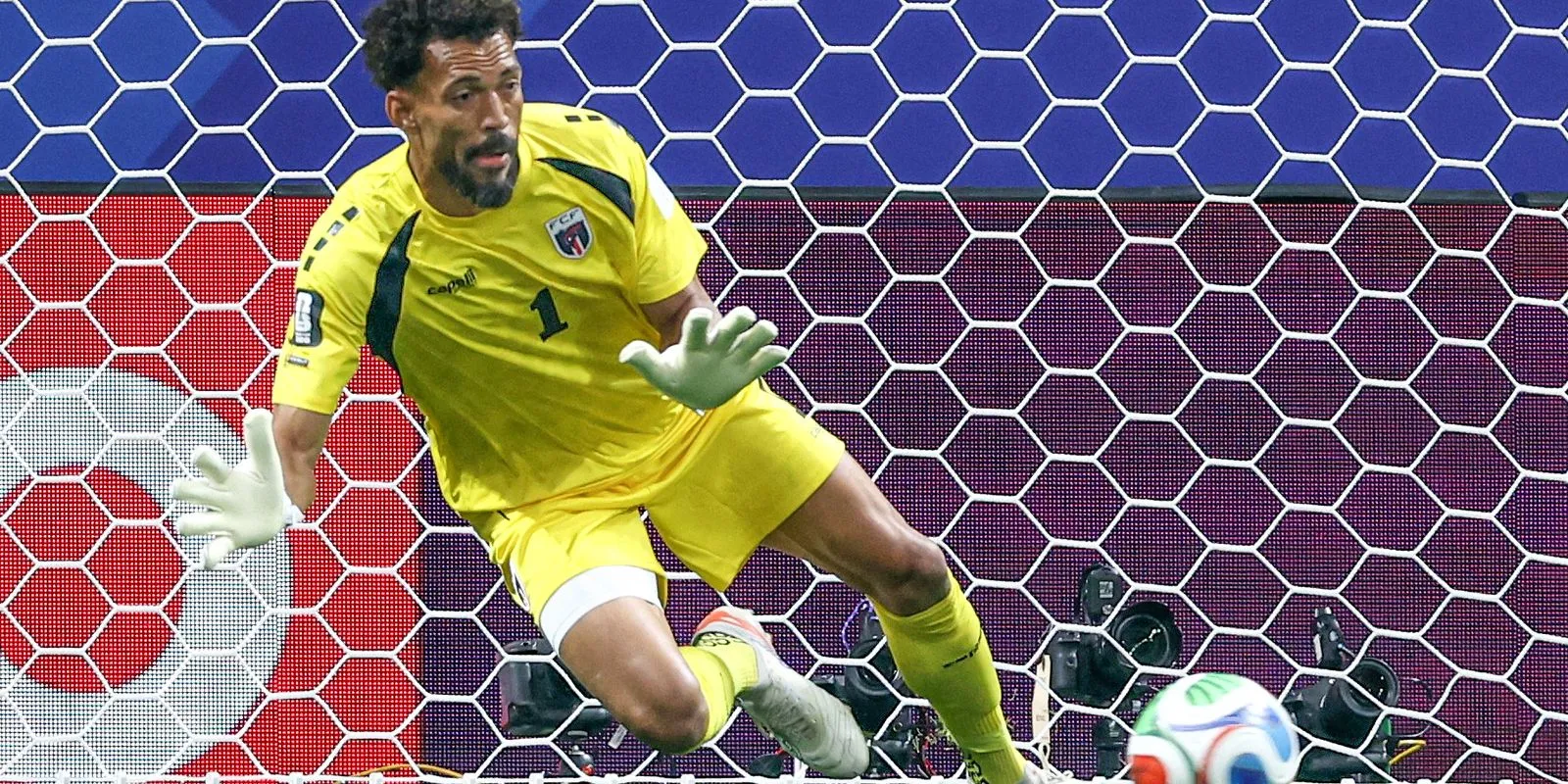 Colo Colo contrata Vozinha, goleiro de Cabo Verde, aos 40 anos