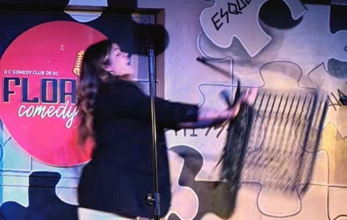 Comediante Fernanda Arantes leva cadeirada durante show em Florianópolis