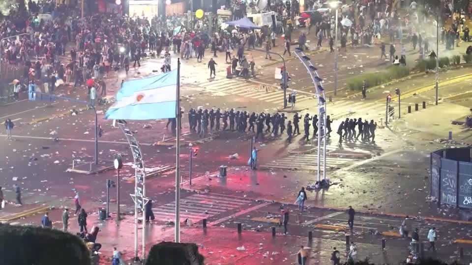 Conflito entre torcedores e polícia marca comemorações após final da Copa na Argentina