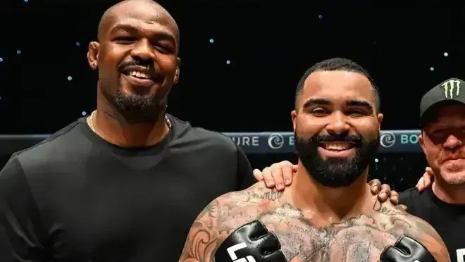 Conor McGregor retorna ao octógono no UFC 329 para enfrentar Max Holloway