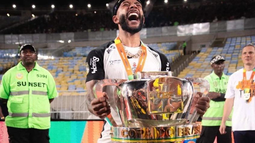 Corinthians fecha renovação com Depay: salário reduzido e dívida parcelada