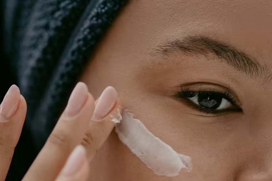Cremes para a área dos olhos: 4 opções para combater rugas e linhas finas