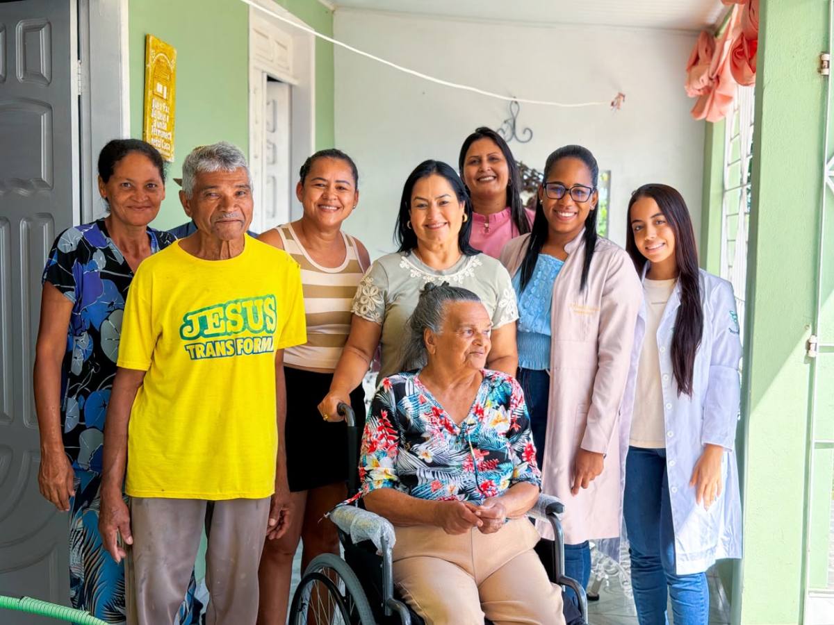 Daiane Oliveira entrega cadeiras de rodas e órtese a moradores de Siriri