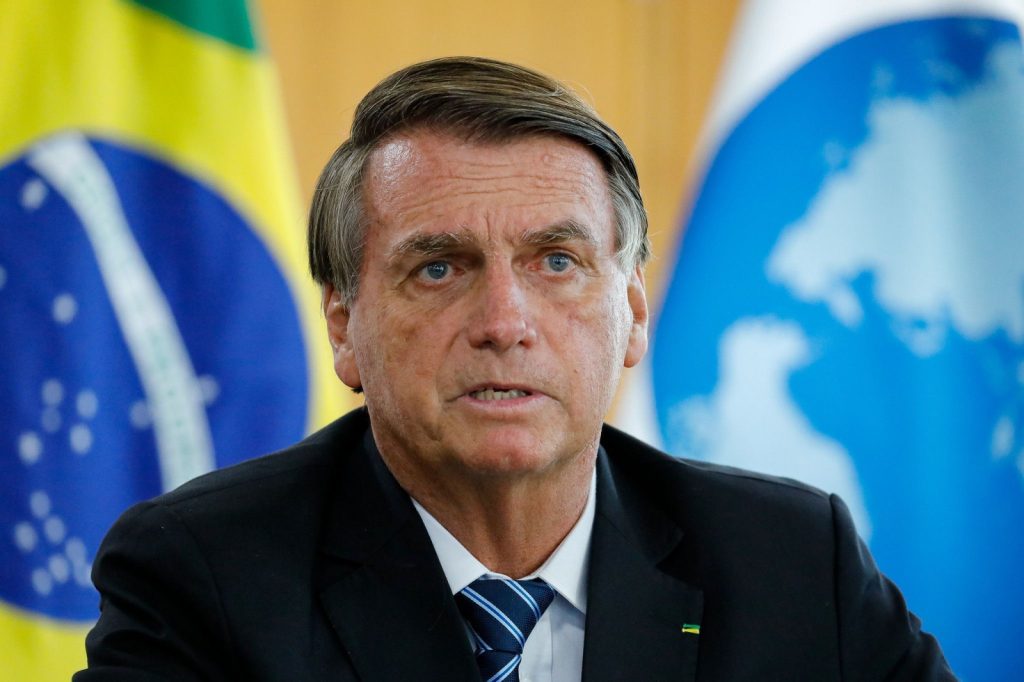 Defesa de Bolsonaro afirma que arma está em empresa no RS como presente