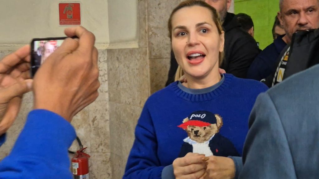 Deolane Bezerra sofre crise de pânico na prisão, revela relatório da SAP