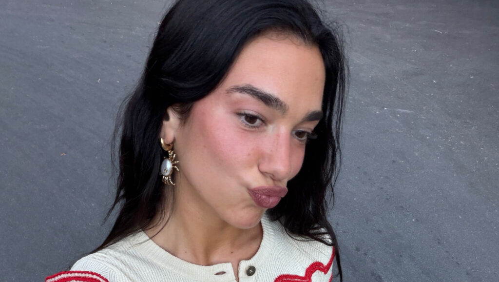 Dua Lipa demonstra apoio à Inglaterra com bandeira pintada no rosto