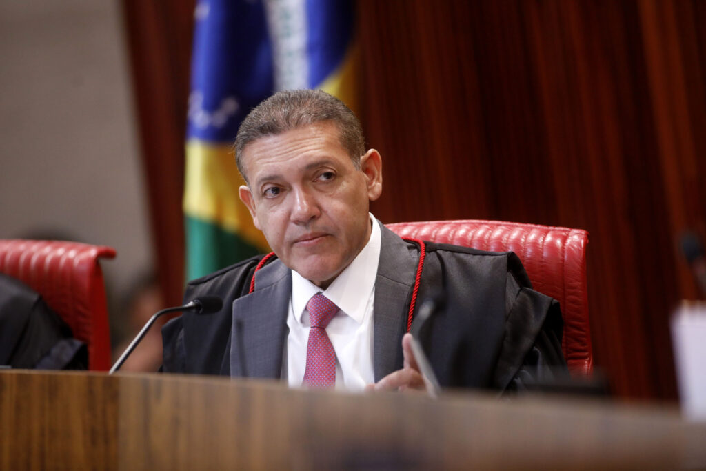 Equipe jurídica de Flávio Bolsonaro descarta ação do MPE sobre vídeo com carta de Jair