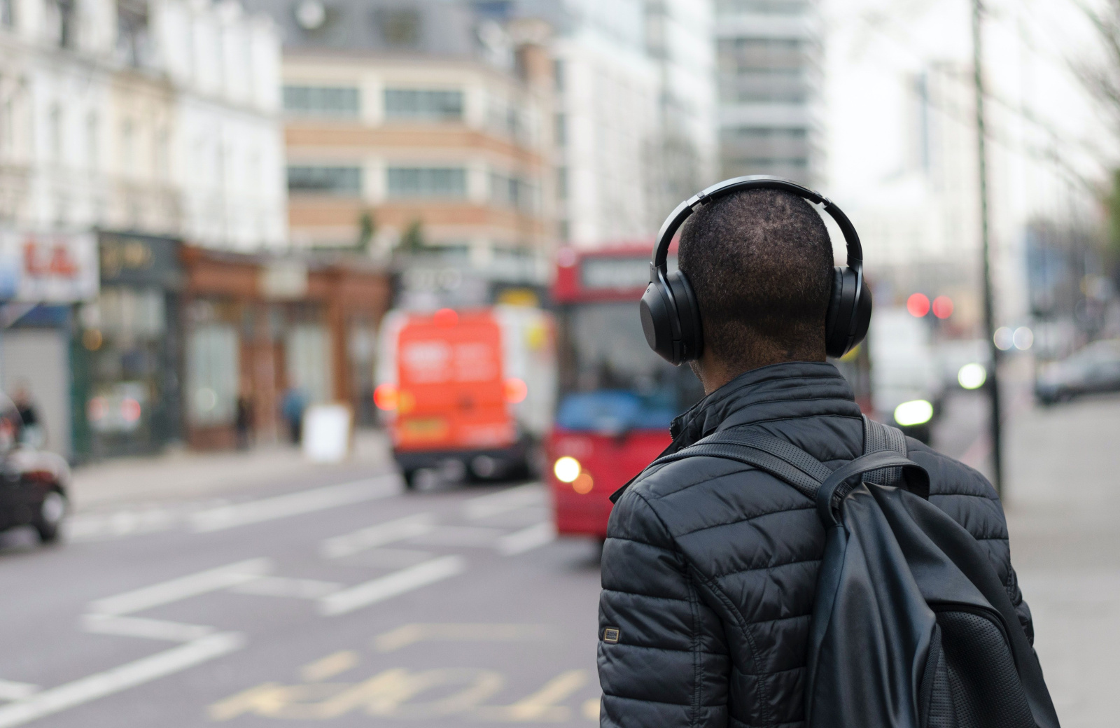 Especialista alerta: fones de ouvido podem causar perda auditiva