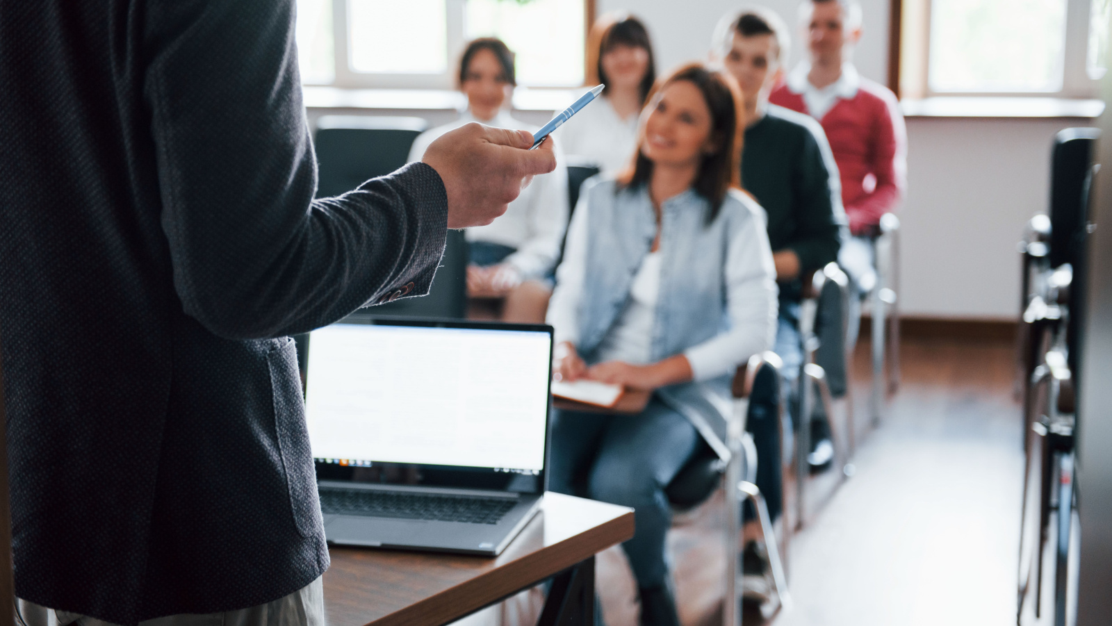 Estudantes adotam IA nos estudos: saiba riscos e benefícios