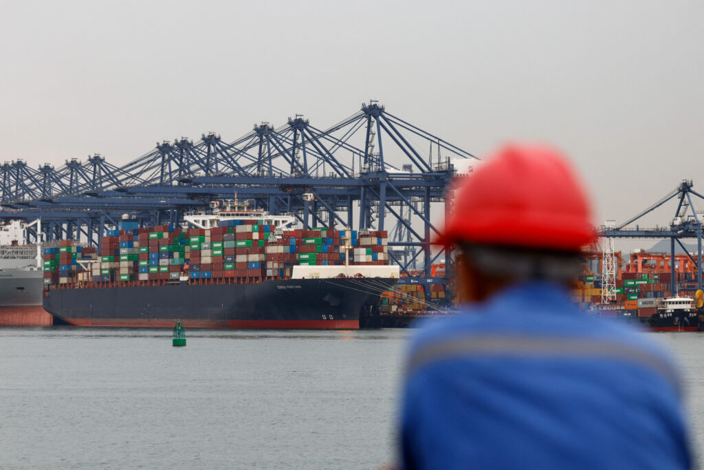 Exportações da China crescem 27% em junho, superando expectativas do mercado