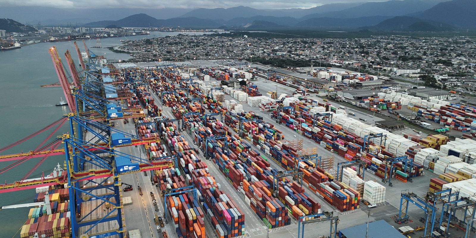 Exportações batem recorde e reduzem déficit externo para US$ 2,3 bilhões