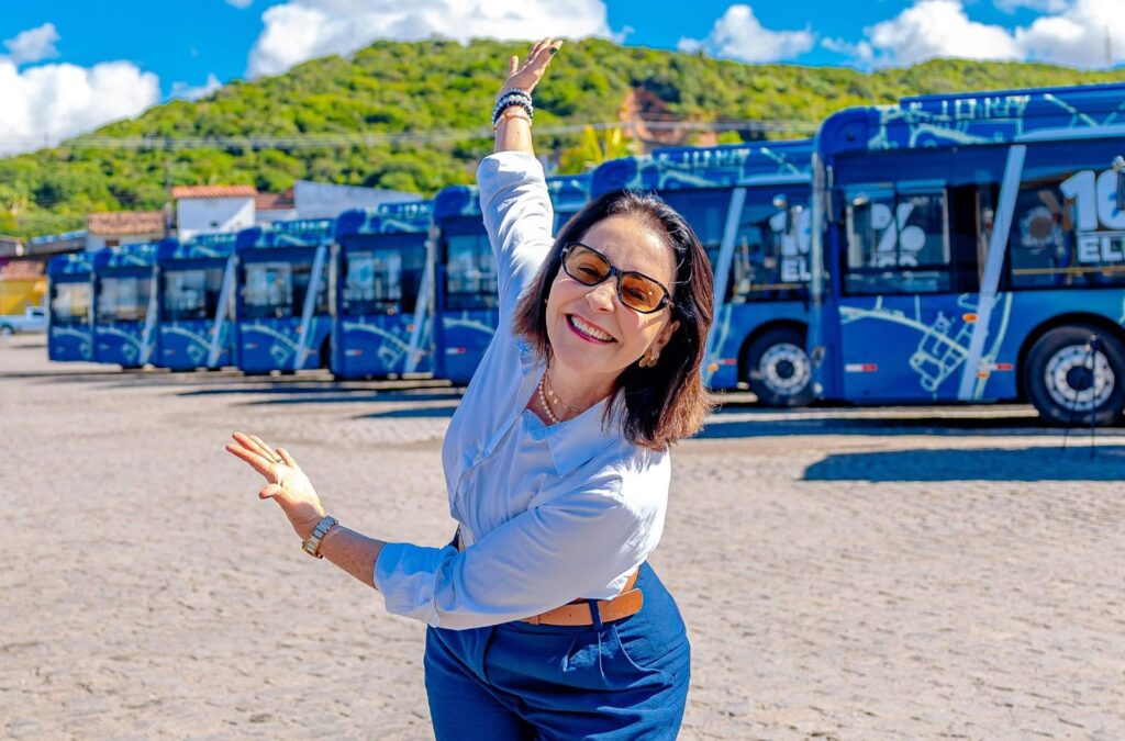 Prefeita Emília Corrêa entrega novos ônibus elétricos e consolida nova fase da mobilidade urbana em Aracaju
