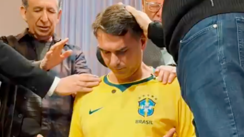 Flávio Bolsonaro compartilha vídeo de pastores orando por sua candidatura